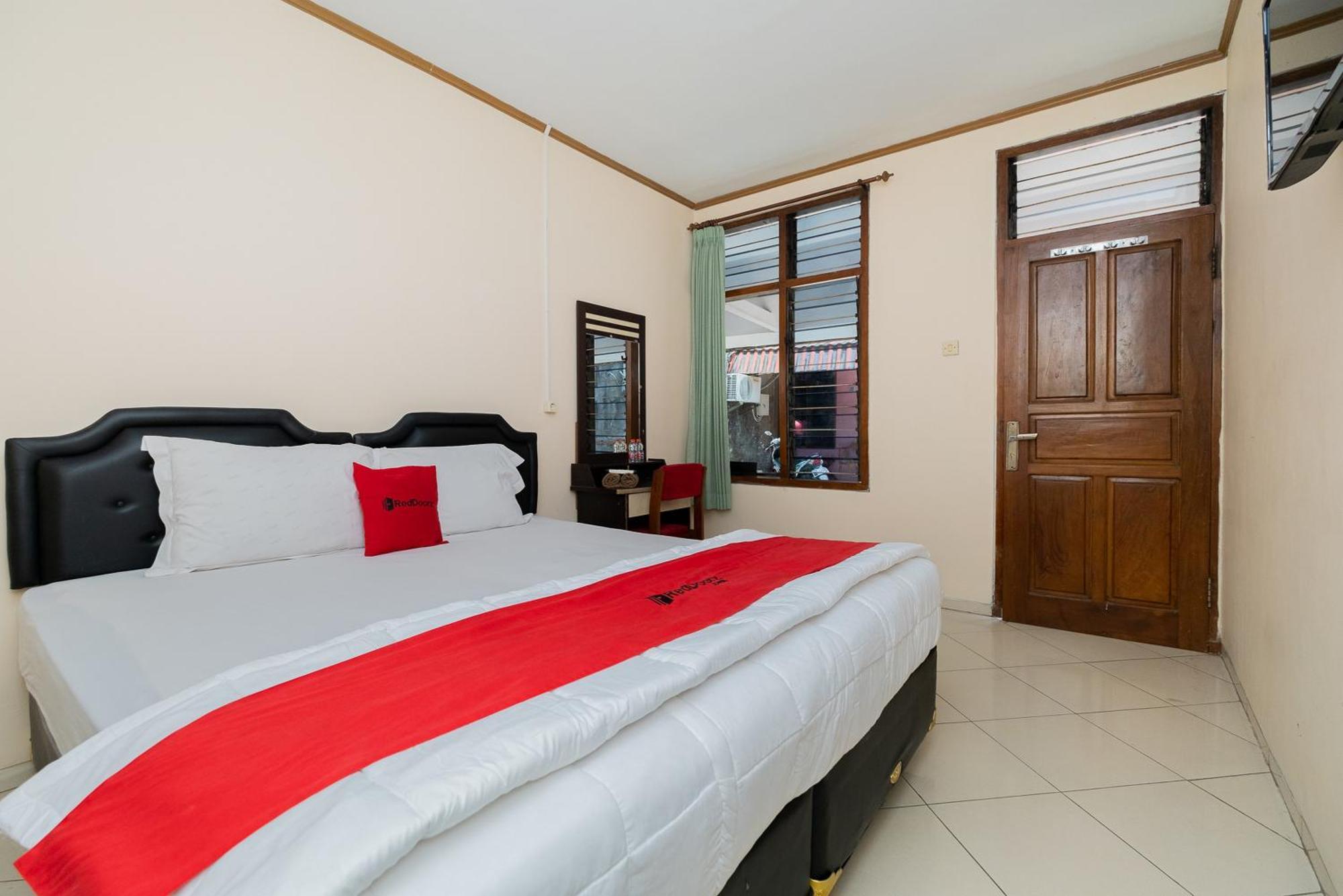 Hotel Reddoorz Near Train Station