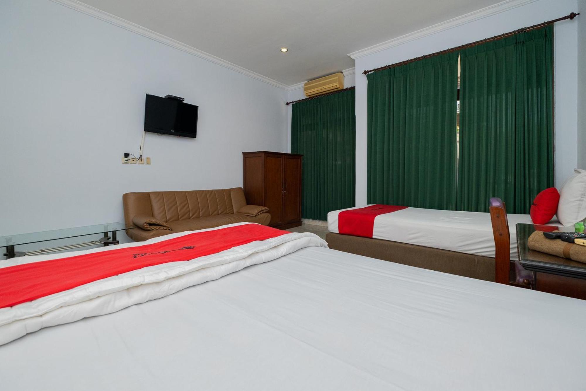 Hotel Reddoorz Near Train Station 2*