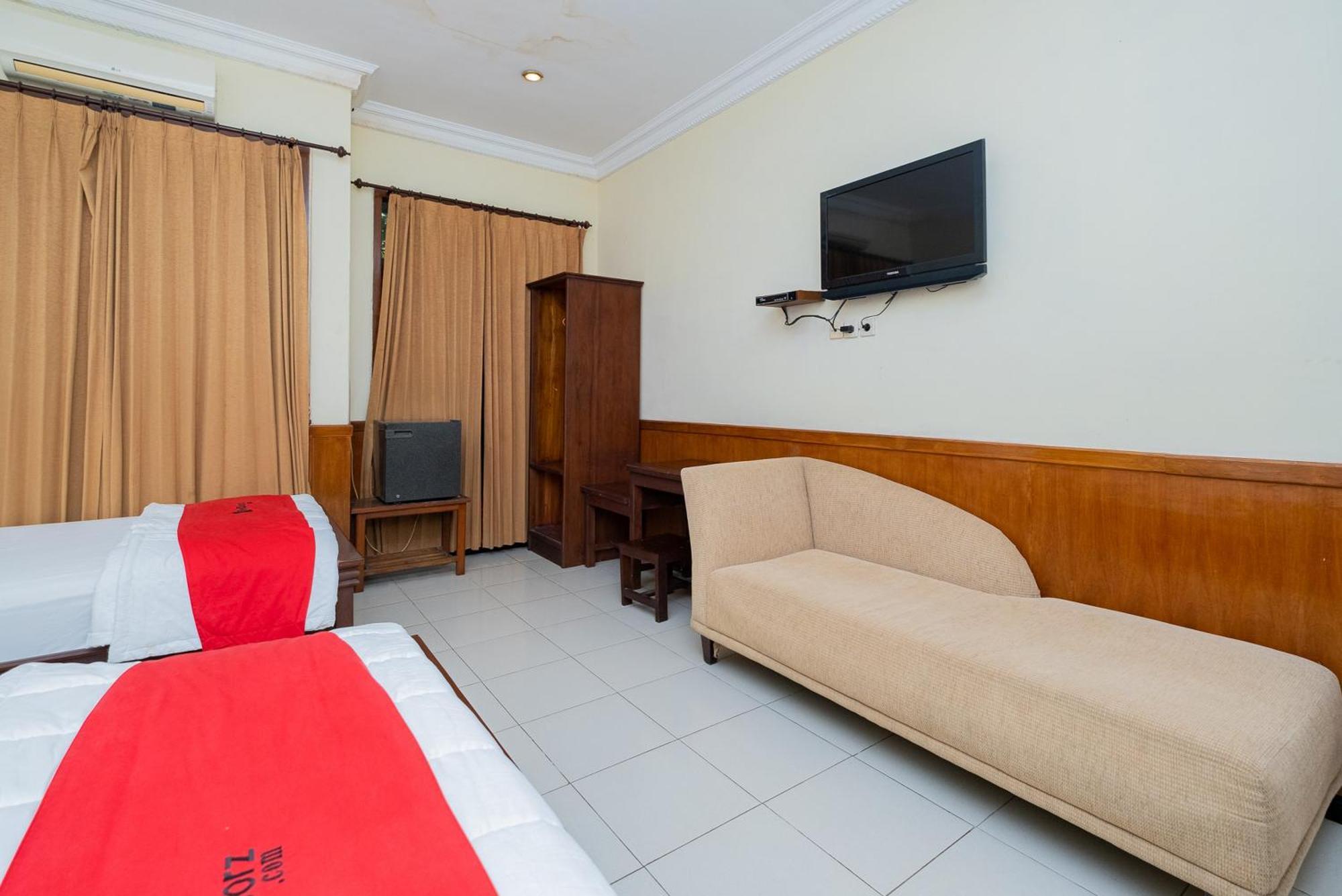 Reddoorz Near Train Station Hotel 2*