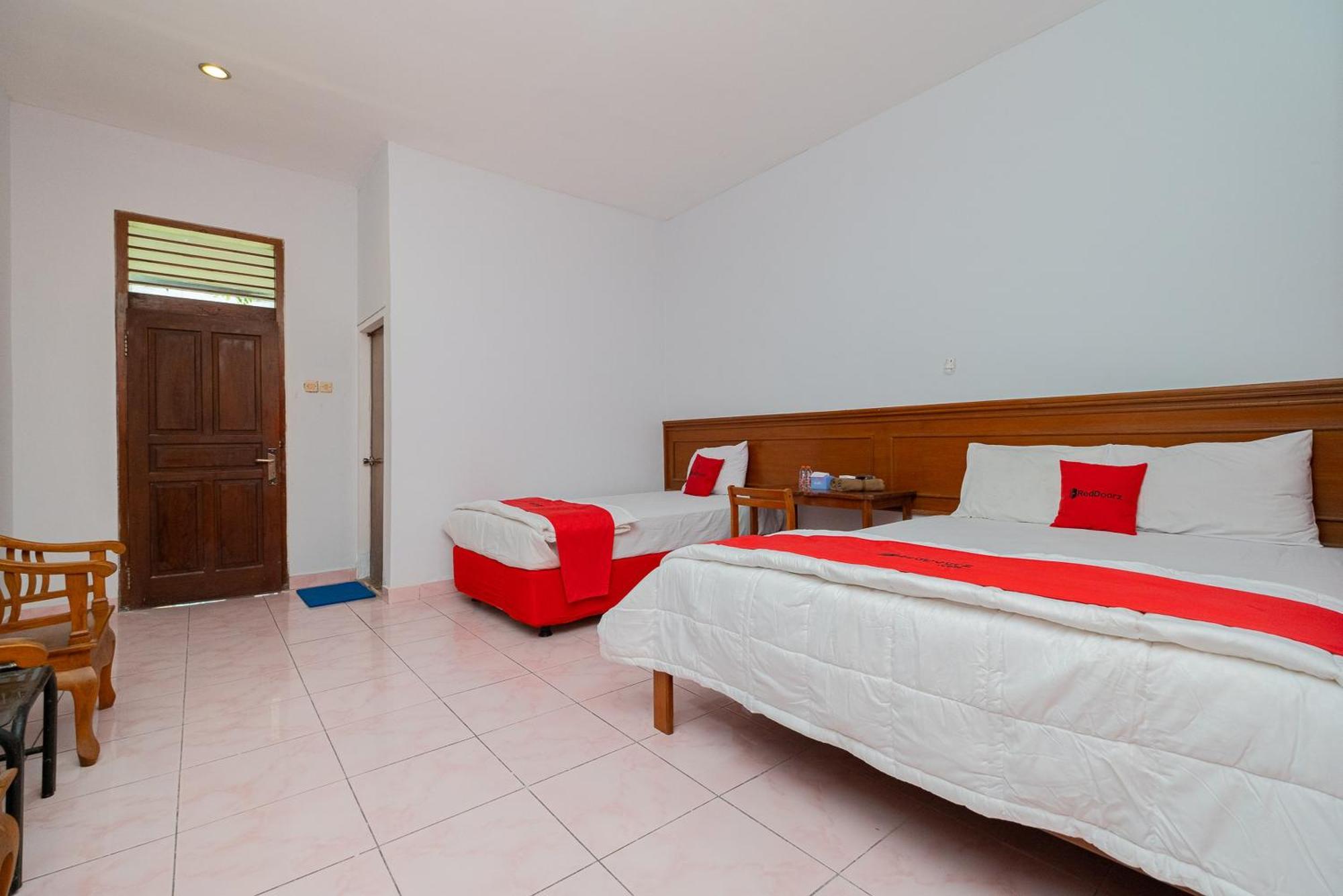 Hotel Reddoorz Near Train Station Bojonegoro