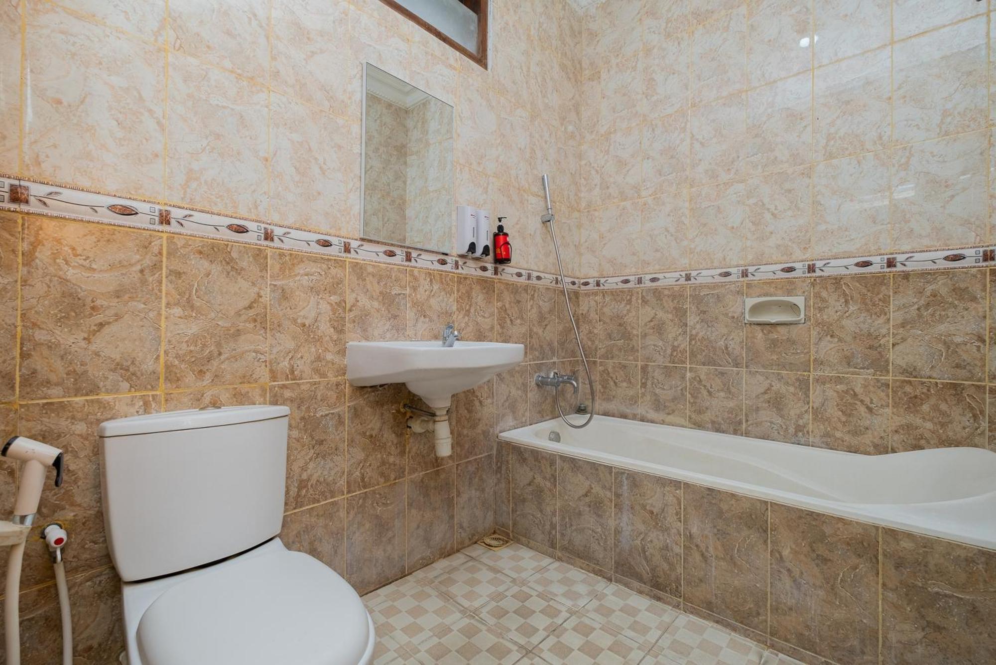 Hotel Reddoorz Near Train Station Bojonegoro