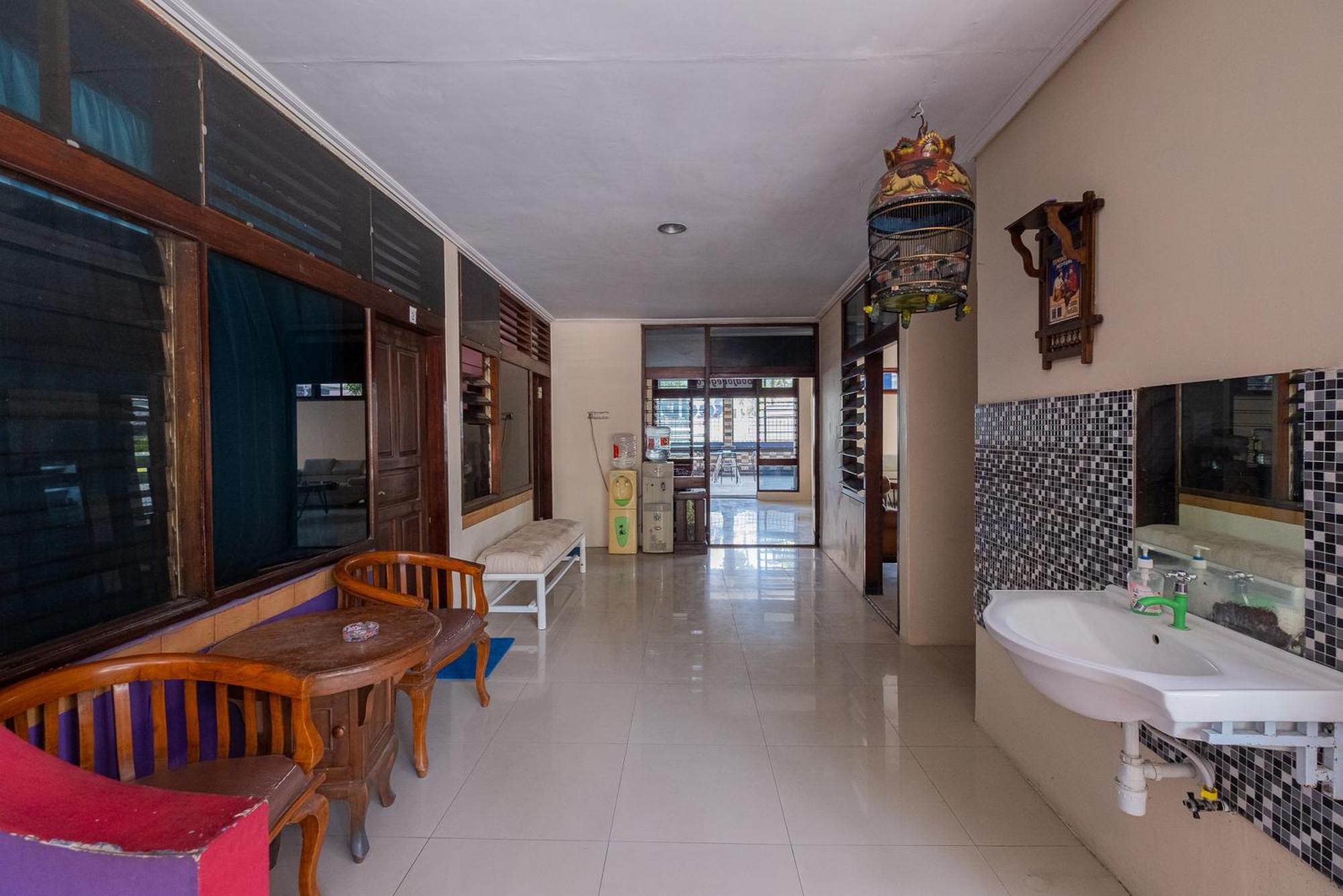 Hotel Reddoorz Near Train Station 2*